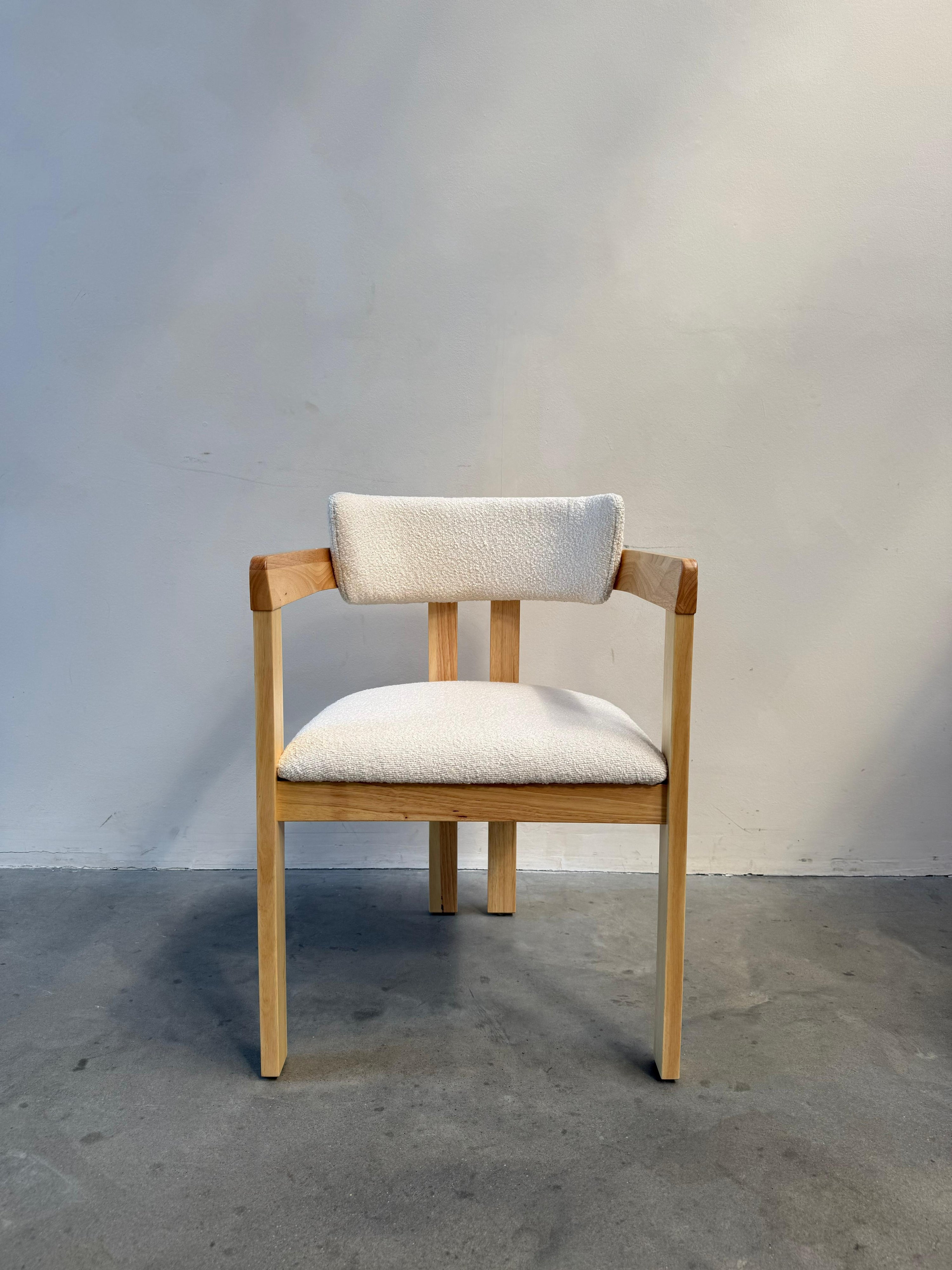 Japandi Eikenhouten Eetkamerstoel met Armleuningen