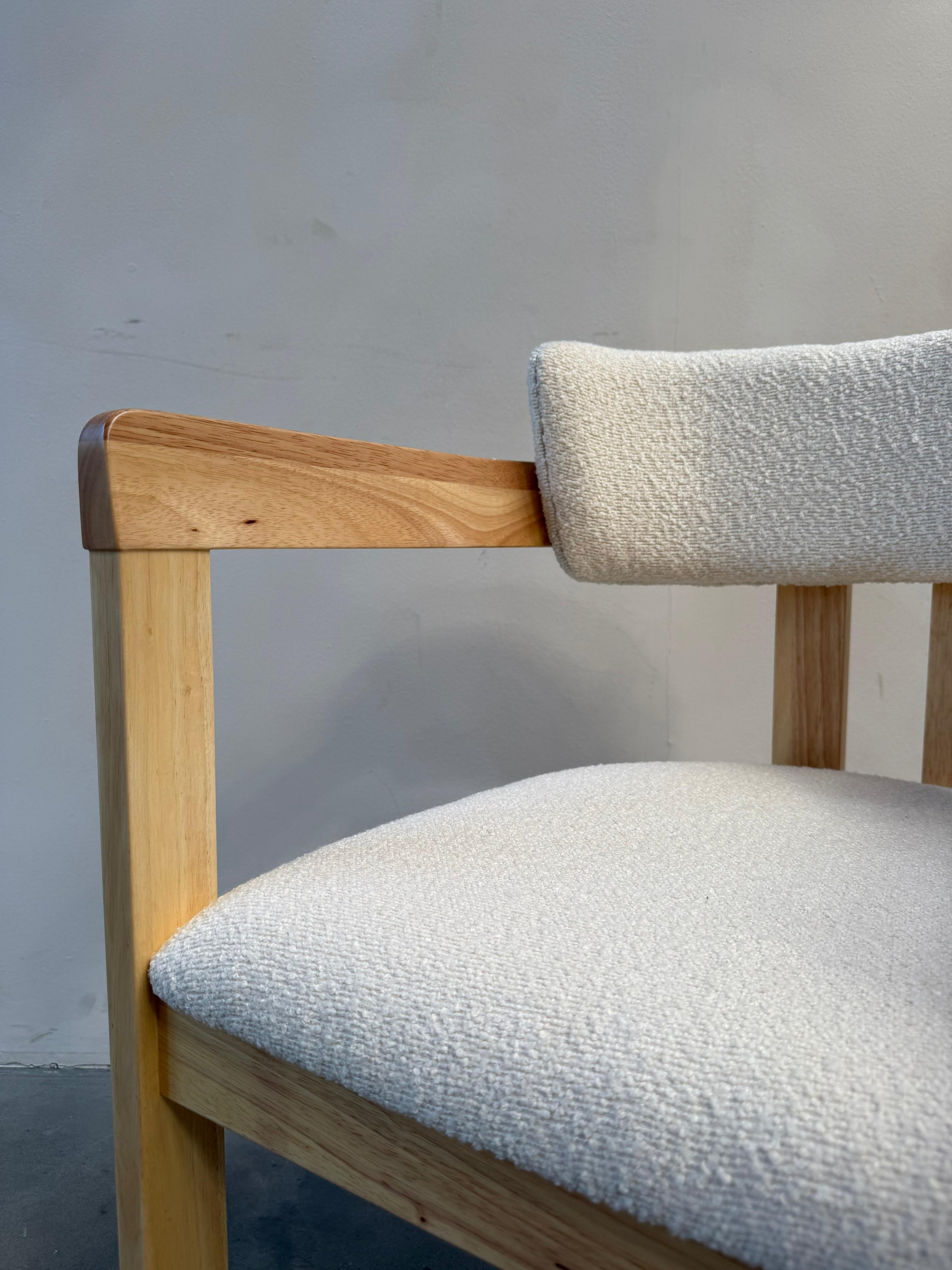 Japandi Eikenhouten Eetkamerstoel met Armleuningen